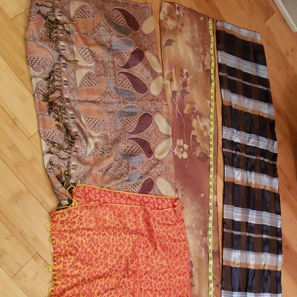 Scarfs,and wraps - Picture 2 of 8